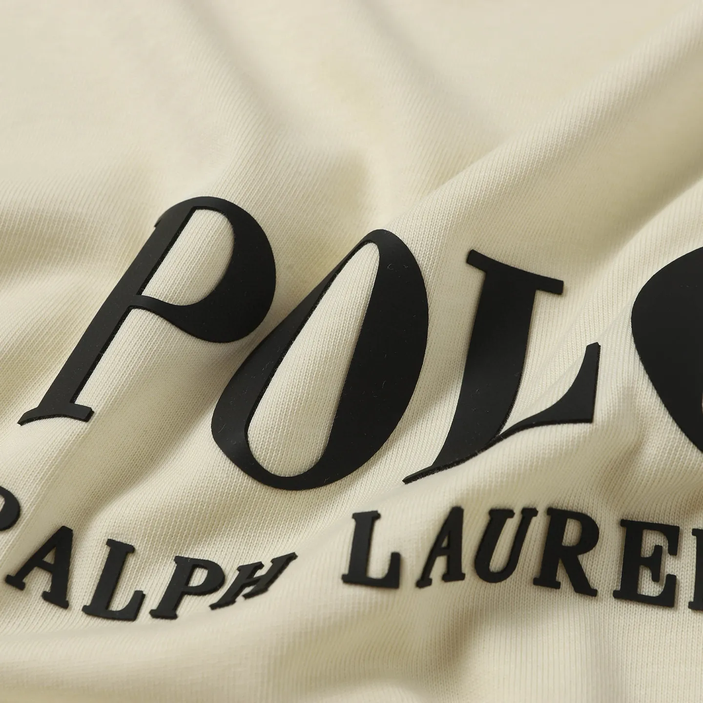 P126 Style number: 508 Ralph Lauren/Ralph Lauren 25ss new summer 3D silicone Polo embossed round neck T-shirt. The main logo on the neck has a QR code mark, which can be scanned for verification. It uses 3D silicone three-dimensional English letter logo embossing to distinguish low-low products on the market. 32 counts, 240g hydrophilic toner, 100% cotton fabric, comfortable and soft, highly breathable, focusing on high-end cost-effectiveness, needless to say good quality. Available in a variety of colors, both boys and girls can try this genderless style, giving them a yuppie tone in no time. Immerse yourself in your leisurely style, and have your own style in retro. Natural, vivid and very French romantic feelings, perfectly integrating youthful atmosphere and trend. Color: off-white, navy blue, dark green, light green Size: S-xL S Shoulder width 44 Bust 104 Sleeve length 23 Clothing length 72 M Shoulder width 45 Bust 108 Sleeve length 24 Clothing length 74 L Shoulder width 46 Bust 112 Sleeve length 25 Clothing length 76 xL Shoulder width 47 Bust 116 Sleeve length 26 Clothing length 78